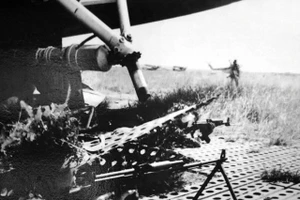 Sư đoàn 312, Quân đoàn 1 đánh chiếm sân bay Ông Lĩnh-Bình Chuẩn, ngày 27/4/1975. (Ảnh: Tư liệu/TTXVN)