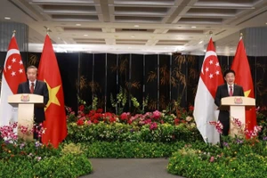 Tổng Bí thư Tô Lâm và Thủ tướng Singapore Lawrence Wong phát biểu với báo chí. (Ảnh: TTXVN)