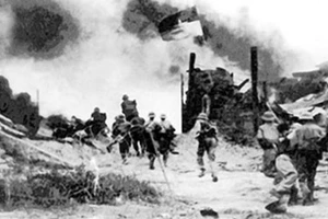 Bộ đội Sư đoàn 320A (Quân đoàn 3) đánh chiếm căn cứ Đồng Dù ngày 29/4/1975. (Ảnh: Tư liệu/TTXVN)