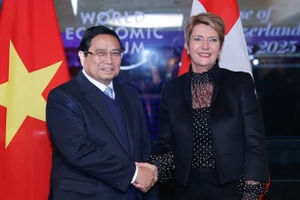 Thủ tướng Chính phủ Phạm Minh Chính và Tổng thống Thụy Sĩ Karin Keller-Sutter.( Ảnh: VGP/Nhật Bắc)