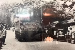 Quân ta và nhân dân Bình Thuận nô nức xuống đường mừng giải phóng quê hương 19/4/1975. (Ảnh tư liệu của Bộ Chỉ huy Quân sự tỉnh Bình Thuận)