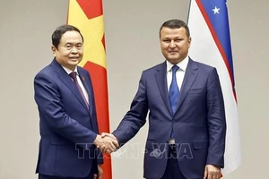 Chủ tịch Quốc hội Trần Thanh Mẫn và ông Sariev Kakhramon Ramatullaevich, Chủ tịch Ủy ban Quan hệ liên dân tộc và kiều bào ở nước ngoài của Cộng hòa Uzbekistan. (Ảnh: Doãn Tấn/TTXVN)