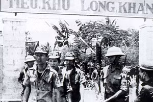 Tiếp quản Tiểu khu Long Khánh. (Ảnh: TTXVN)