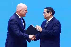 Thủ tướng Phạm Minh Chính và Thủ tướng New Zealand Christopher Luxon tuyên bố nâng cấp quan hệ Việt Nam-New Zealand lên Đối tác Chiến lược toàn diện. (Ảnh: Dương Giang/TTXVN)