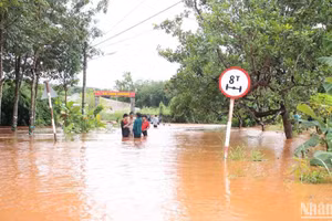 Mưa lớn gây ngập cục bộ nhiều nơi ở Bình Phước.