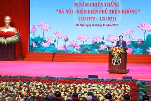 Bí thư Thành ủy Hà Nội Đinh Tiến Dũng phát biểu tại Lễ kỷ niệm 50 năm chiến thắng Hà Nội - Điện Biên Phủ trên không. (Ảnh: TTXVN)