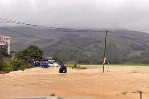 Mưa lớn gây ngập úng trên quốc lộ 2C đoạn qua địa phận xã Tân Thanh, huyện Sơn Dương, tỉnh Tuyên Quang khiến giao thông bị chia cắt.