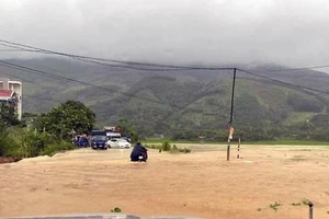 Mưa lớn gây ngập úng trên quốc lộ 2C đoạn qua địa phận xã Tân Thanh, huyện Sơn Dương, tỉnh Tuyên Quang khiến giao thông bị chia cắt.