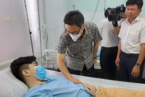 Phó Thủ tướng Vũ Đức Đam thăm nạn nhân bị thương tại Bệnh viện đa khoa An Phú.