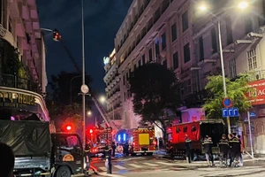 Lực lượng phòng cháy chữa cháy đưa thang lên cao phun nước dập lửa. (Ảnh CTV)