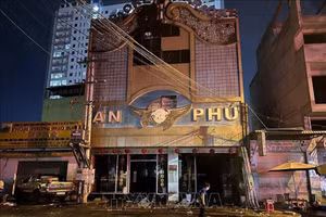 Hiện trường vụ cháy cơ sở karaoke An Phú tại thành phố Thuận An, tỉnh Bình Dương. (Ảnh: Chí Tưởng/TTXVN)