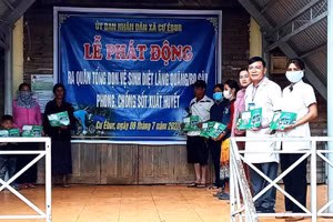 UBND xã Cư Êbur, thành phố Buôn Ma Thuột, tỉnh Đắk Lắk phát động ra quân tổng dọn vệ sinh, diệt loăng quăng, bọ gậy phòng, chống sốt xuất huyết.