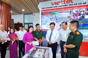 Các đại biểu tham quan gian hàng của doanh nghiệp trưng bày ứng dụng chuyển đổi số.