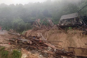 Nhà dân bị đổ sập do mưa lũ tại bản Nam Tiến 1, xã Bảo Nam. (Ảnh: TÌNH DƯƠNG)