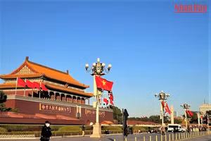 Quốc kỳ Việt Nam và Trung Quốc tung bay tại khu vực Quảng trường Thiên An Môn trước lễ đón chính thức ngày 31/10. (Ảnh: HỮU HƯNG)