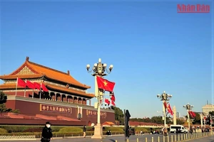 Quốc kỳ Việt Nam và Trung Quốc tung bay tại khu vực Quảng trường Thiên An Môn trước lễ đón chính thức ngày 31/10. (Ảnh: HỮU HƯNG)