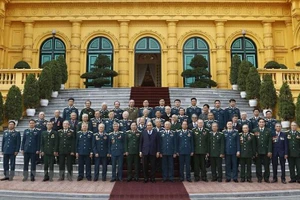 Chủ tịch nước Nguyễn Xuân Phúc chụp ảnh lưu niệm cùng các cựu chiến binh Sư đoàn 361. (Ảnh: TTXVN)