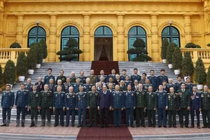 Chủ tịch nước Nguyễn Xuân Phúc chụp ảnh lưu niệm cùng các cựu chiến binh Sư đoàn 361. (Ảnh: TTXVN)