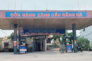 Cửa hàng xăng dầu trên đường Phan Đình Phùng (thành phố Đồng Hới) trưng biển hết hàng đã mấy ngày nay.