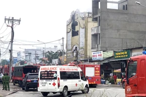 Phương tiện chữa cháy và xe cứu thương tại hiện trường vào sáng 7/9.