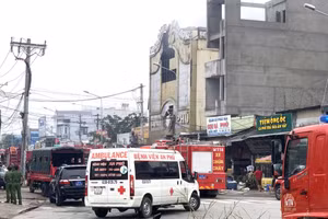 Phương tiện chữa cháy và xe cứu thương tại hiện trường vào sáng 7/9.