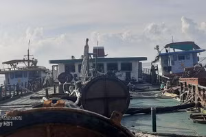 Tàu Hà An 01 chở hơn 1.000 tấn dầu DO (giữa) được 2 tàu cứu hộ lai dắt vào bờ. (Ảnh Bộ đội Biên phòng tỉnh Thái Bình cung cấp)