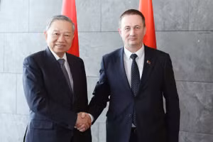 Tổng Bí thư Tô Lâm hội kiến Thủ tướng Belarus Aleksandr Turchin. (Ảnh: Thống Nhất/TTXVN)