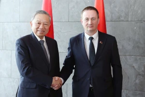 Tổng Bí thư Tô Lâm hội kiến Thủ tướng Belarus Aleksandr Turchin. (Ảnh: Thống Nhất/TTXVN)