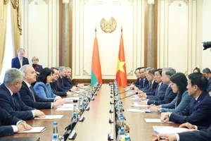 Tổng Bí thư Tô Lâm hội kiến Chủ tịch Thượng viện Natalya Kochanova và Chủ tịch Hạ viện Igor Sergeyenko của Belarus. (Ảnh: Thống Nhất/TTXVN)