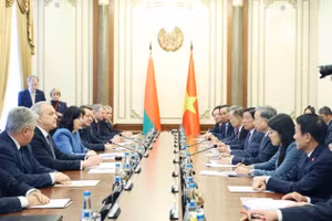 Tổng Bí thư Tô Lâm hội kiến Chủ tịch Thượng viện Natalya Kochanova và Chủ tịch Hạ viện Igor Sergeyenko của Belarus. (Ảnh: Thống Nhất/TTXVN)