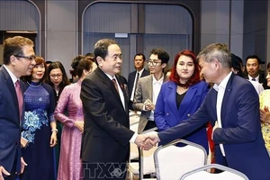 Chủ tịch Quốc hội Trần Thanh Mẫn gặp gỡ đại diện cán bộ Đại sứ quán và đại diện cộng đồng người Việt Nam tại Uzbekistan. (Ảnh: DOÃN TẤN/TTXVN)