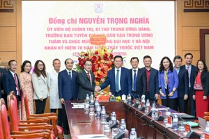 Đồng chí Nguyễn Trọng Nghĩa, Ủy viên Bộ Chính trị, Bí thư Trung ương Đảng, Trưởng Ban Tuyên giáo và Dân vận Trung ương chúc mừng Trường đại học Y Hà Nội nhân kỷ niệm 70 năm Ngày Thầy thuốc Việt Nam.