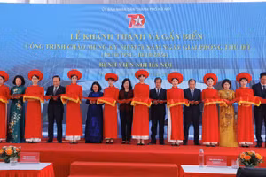 Các đại biểu cắt băng khánh thành chính thức đưa Bệnh viện Nhi Hà Nội vào sử dụng.