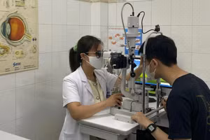 Các bác sĩ Bệnh viện Mắt Trung ương khám sàng lọc bệnh đau mắt đỏ.