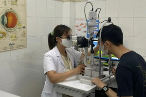 Các bác sĩ Bệnh viện Mắt Trung ương khám sàng lọc bệnh đau mắt đỏ.