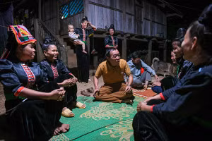 Một buổi sinh hoạt tập thể của người La Ha. (Ảnh: THÀNH ĐẠT)