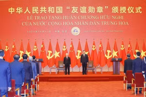 Lễ trao tặng Huân chương Hữu nghị của nước Cộng hòa Nhân dân Trung Hoa tặng Tổng Bí thư Nguyễn Phú Trọng được tổ chức trọng thể tại Đại Lễ đường Nhân dân ở Thủ đô Bắc Kinh. (Ảnh: TTXVN) 