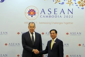 Bộ trưởng Ngoại giao Bùi Thanh Sơn tiếp xúc Bộ trưởng Ngoại giao Nga Sergei Lavrov.