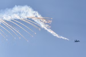 Su-30MK2 thả bẫy nhiệt trên bầu trời.