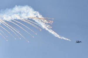 Su-30MK2 thả bẫy nhiệt trên bầu trời.