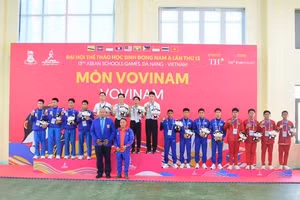 Các vận động viên của Đoàn Thể thao học sinh Việt Nam xuất sắc giành Huy chương Vàng tại nội dung đồng đội nam biểu diễn đòn chân tấn công.