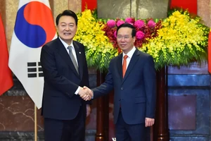 Chủ tịch nước Võ Văn Thưởng và Tổng thống Đại Hàn Dân Quốc Yoon Suk Yeol tại lễ đón.