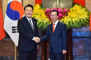 Chủ tịch nước Võ Văn Thưởng và Tổng thống Đại Hàn Dân Quốc Yoon Suk Yeol tại lễ đón.