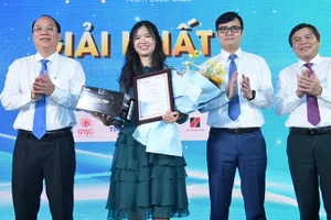 Ban Biên tập Báo Sài Gòn Giải Phóng trao giải Nhất cho các tác giả đạt giải “Tỏa sáng giá trị Việt” năm 2022-2023.