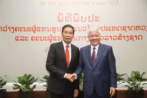 Chủ tịch Ủy ban Trung ương Mặt trận Tổ quốc Việt Nam Đỗ Văn Chiến và Ủy viên Bộ Chính trị Đảng Nhân dân Cách mạng Lào, Chủ tịch Ủy ban Trung ương Mặt trận Lào xây dựng đất nước Sinlavong Khoutphaythoune. (Ảnh: QUANG VINH)