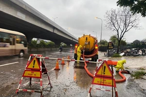 Công nhân Công ty Thoát nước Hà Nội chống ngập đô thị. (Ảnh: Ngọc Anh)