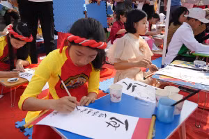 Các em học sinh huyện Bảo Thắng, tỉnh Lào Cai tham gia viết thư pháp.