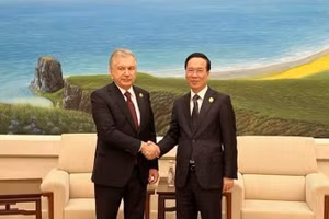 Chủ tịch nước Võ Văn Thưởng và Tổng thống Cộng hòa Uzbekistan Shavkat Mirziyoyev trong cuộc gặp tại Bắc Kinh (Trung Quốc) ngày 17/10/2023. (Ảnh: TTXVN)