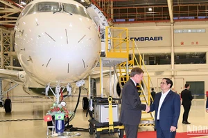 Chủ tịch kiêm Tổng Giám đốc Tập đoàn Embraer Francisco Gomes Neto đón Thủ tướng Phạm Minh Chính tới thăm, làm việc với Tập đoàn.