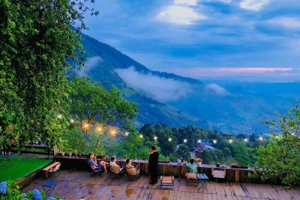 Sin Suối Hồ - Bản tình ca của hoa và những nụ cười